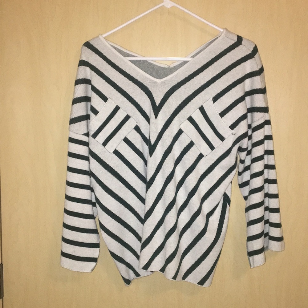 Goodnight Macaroon 'Kate' V-striped Flare Knit